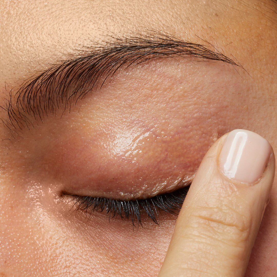 ElizabethArden's tweet image. Did you know you can use #EightHour to achieve a gorgeous glossy eyelid? Discover the magic of #EightHour and its infinite uses.