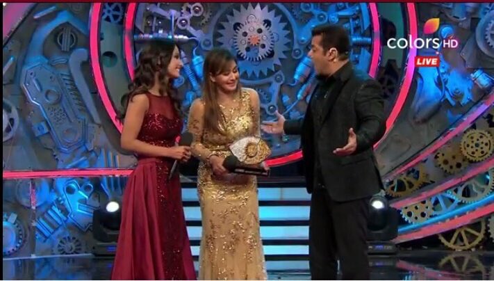 Anushka_Arora's tweet photo. It wasn’t just any win, it was a HISTORIC win!!!! Congratulations #ShilpaShinde &amp; every single supporter of hers - she walked away with the trophy for @BiggBoss season 11! #BB11Finale #BiggBoss11Winner #BB11WithAA 🏆 https://t.co/rCfFTiYZm4