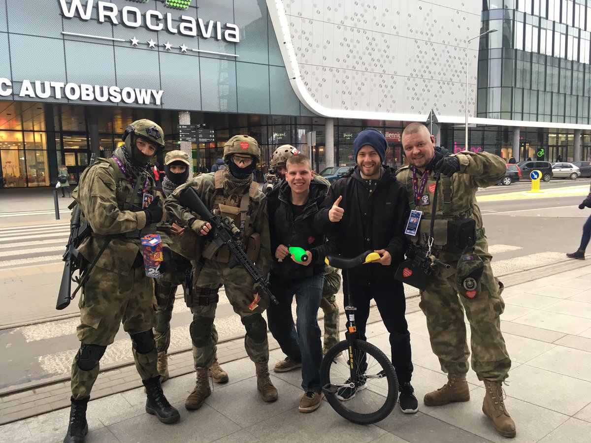 kriewold's tweet photo. Pokaz żonglerki z okazji finału #WOŚP2018
To już 7 rok z rzędu kiedy występuje z okazji #WOŚP #Wroclaw #krzysztofriewold #krzywo #ikss #ue https://t.co/IVNflKmbxI