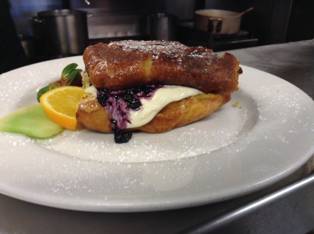 BubbysKitchen's tweet photo. Cinnamon bun French toast with raspberry lemon cream cheese for breakfast #cinnamonrolls #yyjbrunch #cookstreetvillage #whosyourbubby #sweettooth https://t.co/KBL2mTVJCT