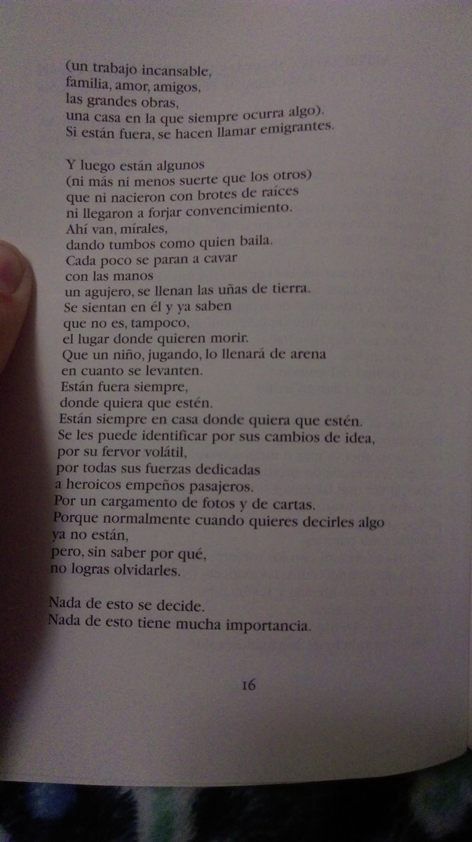 akane_kendo's tweet photo. Tarde de domingo☕ #poesía disfrutando de #LosIdiomasComunes de @lauracasielles fragmento de "alternativa nostálgica y falsa" #PoesíaHiperión #poesia 📖💜 https://t.co/NjVPTxzySE
