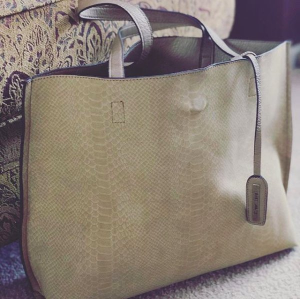 We Are Totally In Love With Our New "Take It On The Run" Bag. #streetlevelbags #piperandhollow #bags #newarrival

Shop Now-> piperandhollow.com/collections/ba…