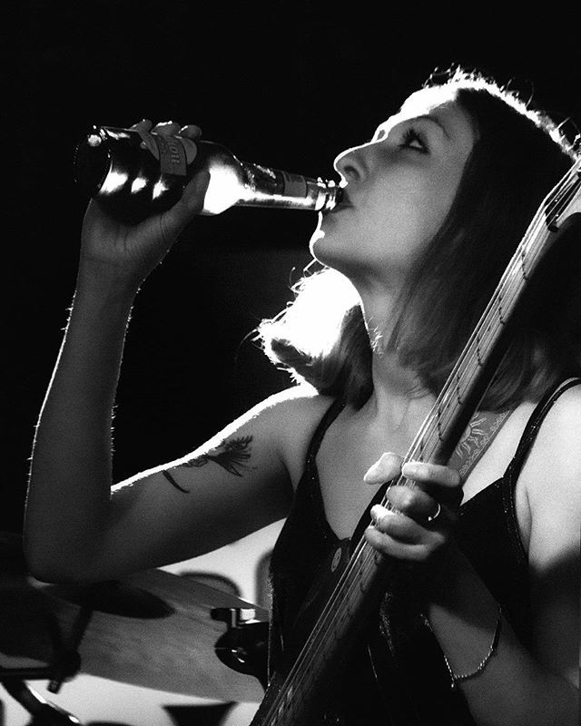 SangregorioEXPO's tweet photo. El primer concierto de Rayo (en Café La Palma). Dentro de poco tiempo, cuando lo peten, podré tirarme el rollo contando que yo estuve allí. Mola. (Tocar rock bebiendo agua no suena igual...) #concert #bass #bassist #beer #rock #indie #rayo #b&amp;w #music #bajista #cerveza #conc… https://t.co/bynfycCP1l