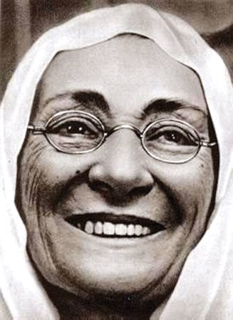 Kendi Annesi başörtülü  olan bir Ada'm 
Başörtülü kadınlara laf dermiydi?
Olay farkli zihniyet farklı baştaki adamlar farklı.