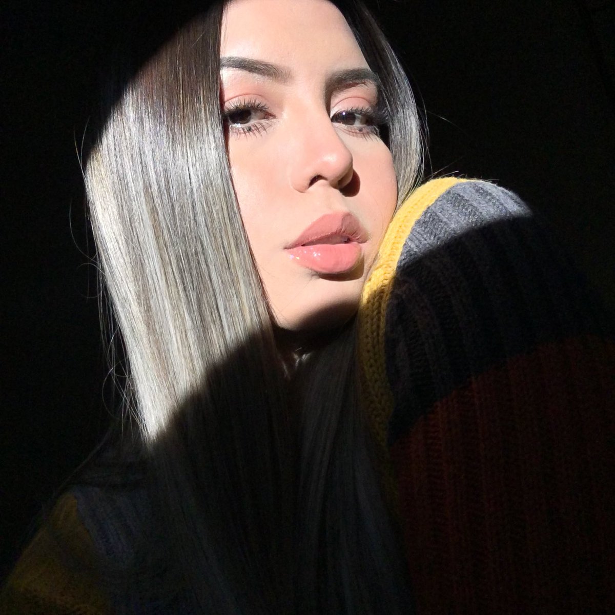 leomoonliz's tweet photo. Had the perfect lighting #NewYearNewHair #ImGrey https://t.co/lUCffwAKgh