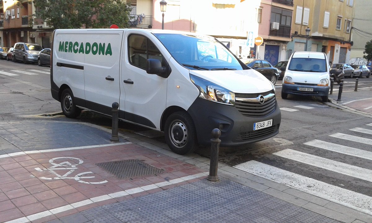 pacoguillem's tweet photo. Un resum del transportistes maleducats aparcats al carril bici @Mercadona
@Obremo_ES #AvicolaEsplugues #Anedilco https://t.co/KkkiAcRkP6