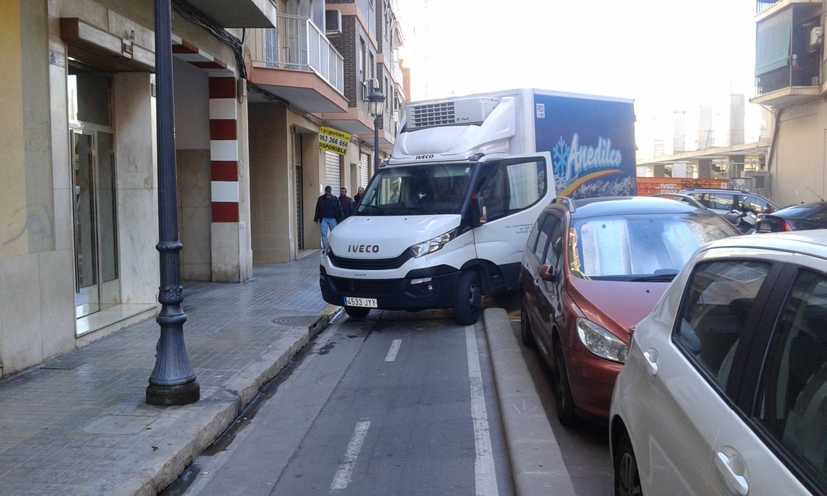 pacoguillem's tweet photo. Un resum del transportistes maleducats aparcats al carril bici @Mercadona
@Obremo_ES #AvicolaEsplugues #Anedilco https://t.co/KkkiAcRkP6