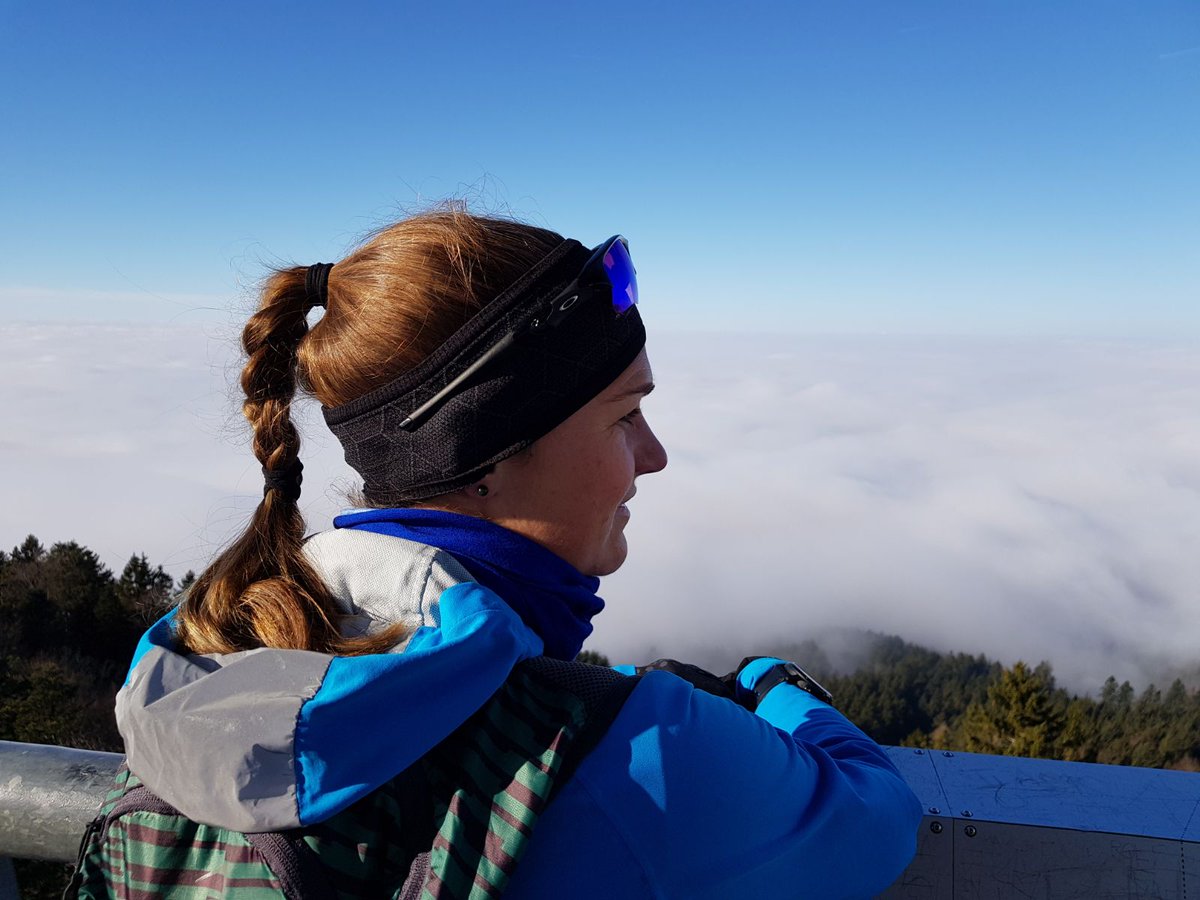 OnTheWayCH's tweet photo. War toll heute auf dem #Bachtelturm über dem #Nebelmeer 😍☀️
~~~
#trailrun #Triathlon #asicsfrontrunner https://t.co/DLiWJQHkH9