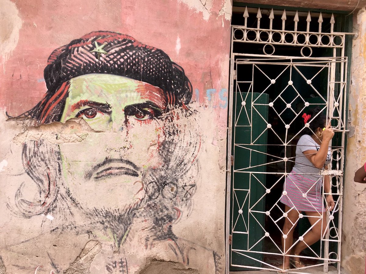 #Cuba Yo, que cada día de mi infancia tuve que gritar "Pioneros por el comunismo, seremos como el Che", hoy, casi 40 años después, escribo esta columna sobre cómo se destiñe el mito de Ernesto Guevara y de cómo las víctimas comienzan a ser escuchadas. ow.ly/Q3h830hLJuq