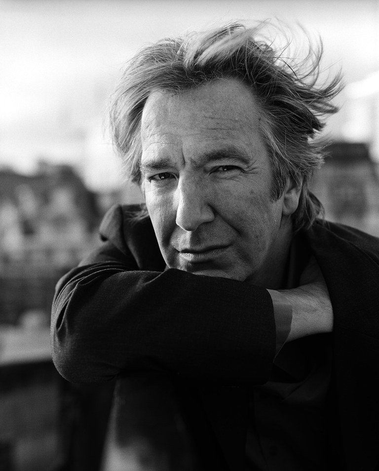 Es curioso el enorme vacío que puede llegar a dejar en nuestras vidas la partida de una persona que ha formado parte de nosotros a través del arte.

Dos años sin el gran Alan Rickman, nuestro Severus Snape.