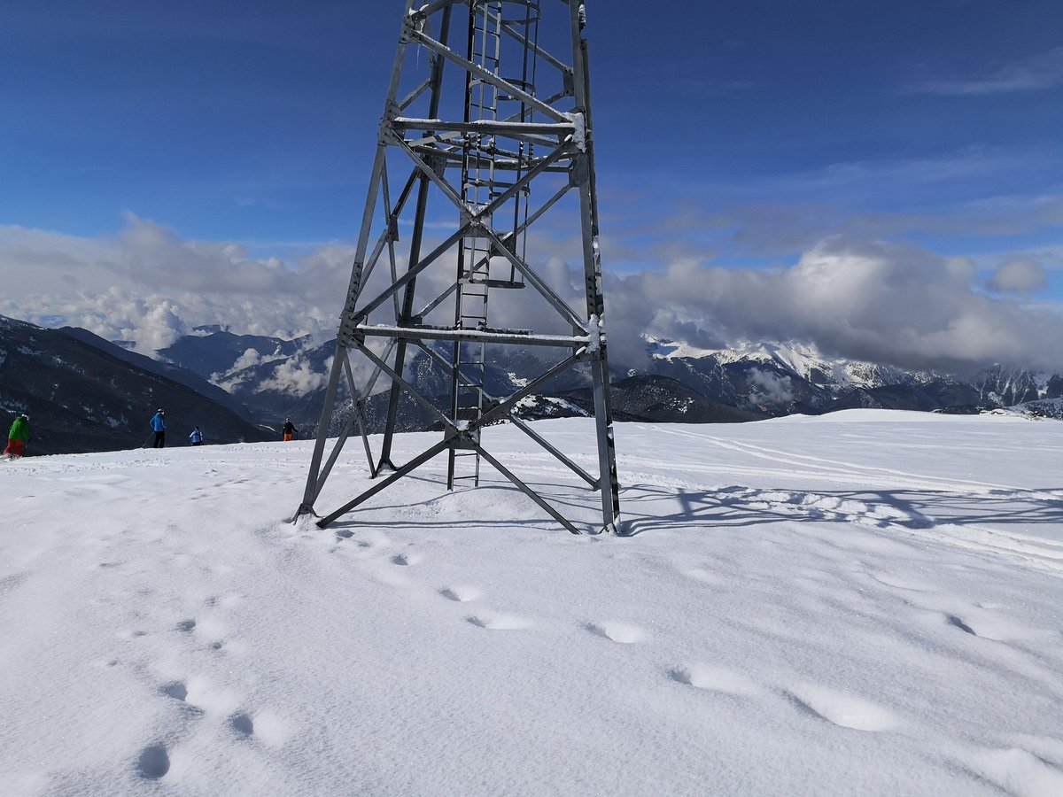 @EasyScience Les deux antennes sont reliées entre elles par un feeder. Pas de matériel actif au sol ou dans le pylône, c'est 100% passif