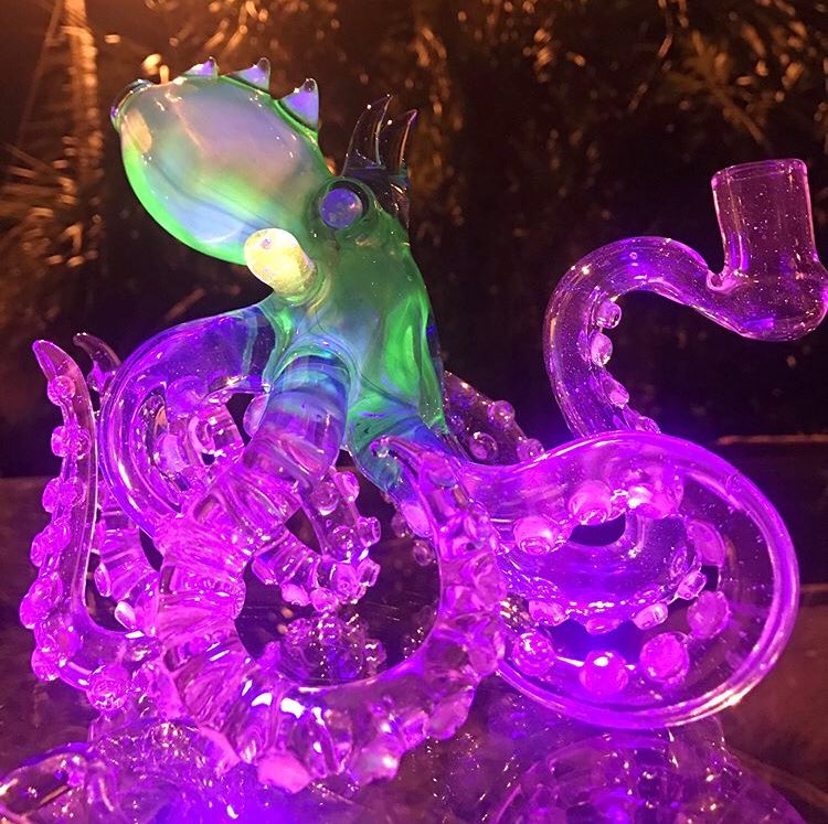 365BakedLife's tweet photo. Loving this #dopeglass #glassart #glasspipe #glasspipe #pipe #pipes #glassbong #glassbongs #bongs #bong #dabrig #dabonem #stoner #stoned #stoners #cannabis #cannabiscommunity #ganj #ganja #ganjagirls #ganjabros #migente #cannabisindustry #glass #mmj #octopus #blacklight #trippy https://t.co/MK4YTOxt6t