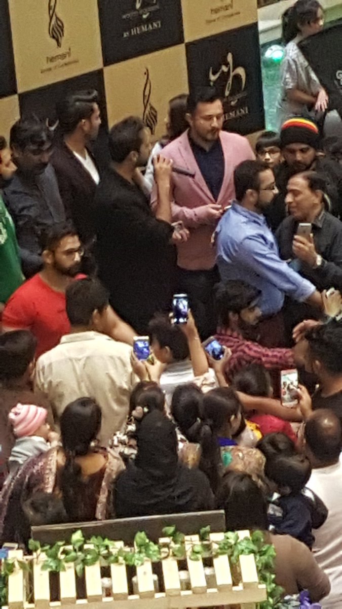 AishaGhani204's tweet photo. Luckiest day for me saw @WaseemBadami at #dolmenMall still not come to believe😍😍😍😍 https://t.co/N0kBbOPnAg