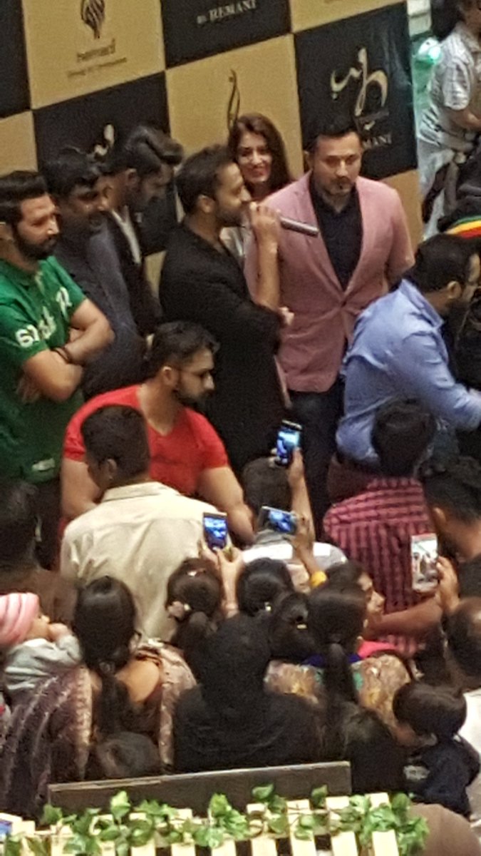 AishaGhani204's tweet photo. Luckiest day for me saw @WaseemBadami at #dolmenMall still not come to believe😍😍😍😍 https://t.co/N0kBbOPnAg