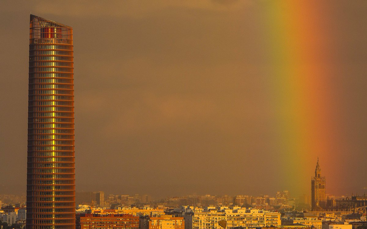 diariosevilla's tweet photo. Espectacular imagen del arco iris sobre Sevilla #Sevillahoy / Foto: @pizarrofotos https://t.co/4Bhd2StT71
