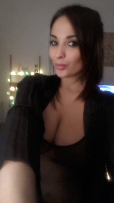 Little striptease in my living room.Check out my @OnlyFansApp ?  https://t.co/dAzEeZiSwz https://t.c