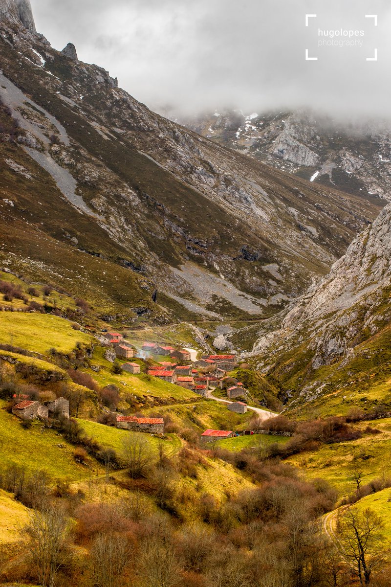 HugoLopesPhoto's tweet image. Lost village in the middle of the Asturian Picos.
#asturias #landscapephotography