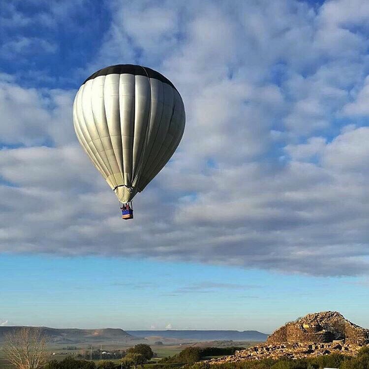 archeoscavi's tweet photo. Non succede tutti i giorni che in #sardegna si vedano delle mongolfiere che sorvolano un #nuraghe. #barumini #unesco #air #landscape #archeopop #letsdigagain Ph. @FondazBarumini https://t.co/h8h8k2EcsN