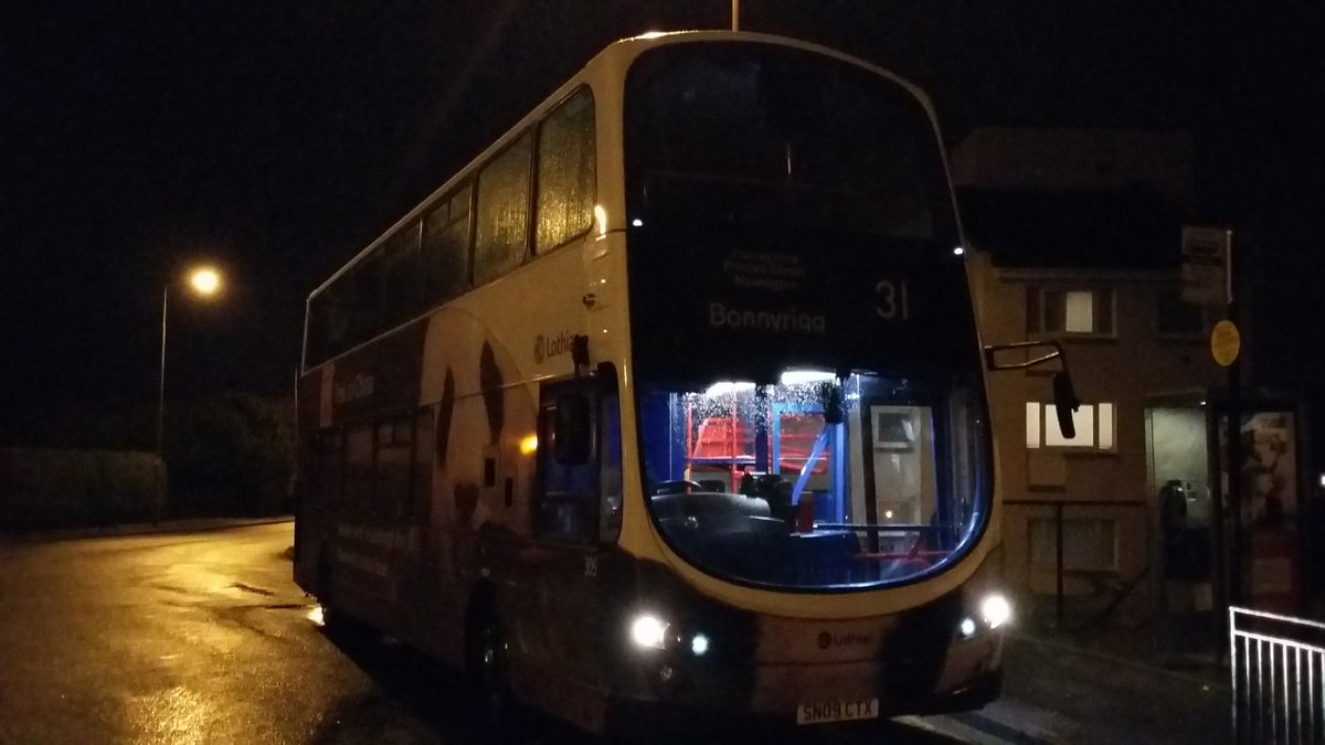 IanBieniowski's tweet photo. What an awful winter night of weather in #Edinburgh but the buses still need to run - one more trip to Bonnyrigg to go on my 31. #lothianbuses #WinterIsHere #buspilot https://t.co/v8SGxhmPoo