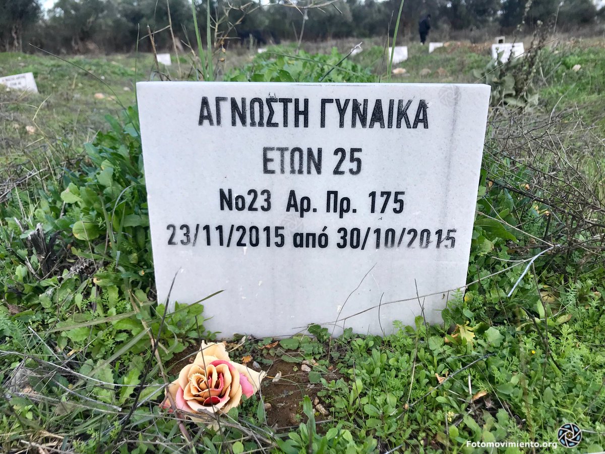 Fotomovimiento's tweet photo. Día 2: #Lesbos. Siempre q venimos a la isla visitamos su cementerio. Es la única manera q tenemos de mostrar nuestro respeto a toda la gente q nunca llegó. Esta vez había más gente enterrada. Siguen muriendo en el mar, hay que repetirlo las veces que sea necesario. (1/4) https://t.co/SfhtBQBFcD