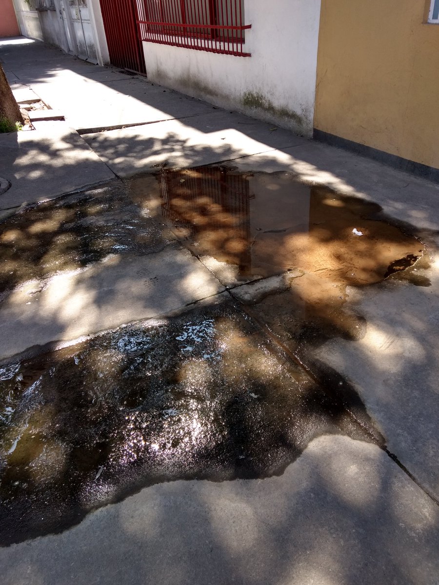 mac_arana's tweet photo. Fuga de agua en la esquina de norte 79-A y cda norte 81 col. Un hogar para cada trabajador delegación azcapotzalco @SacmexCDMX https://t.co/beVv91f061