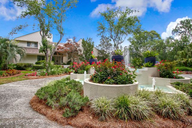 DMopperRealtor's tweet image. Perfect for entertaining, 100 Stuart Street is an extraordinary estate on 1.5 acres, boasting an artistic in-ground 67'x30' pool with 4 waterfalls, a 6 person Jacuzzi, and fully equipped pool house. Also, 1400 sq.ft. theater and more! Offered at $1.8M buff.ly/2CYutqG