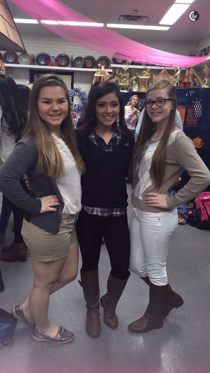 paigelynn_'s tweet photo. HELLA throwbacks lol happy bday lil e love u long time🎉❤️ #holytrinity4ever @emilye779 https://t.co/lCoU8IkrZ9