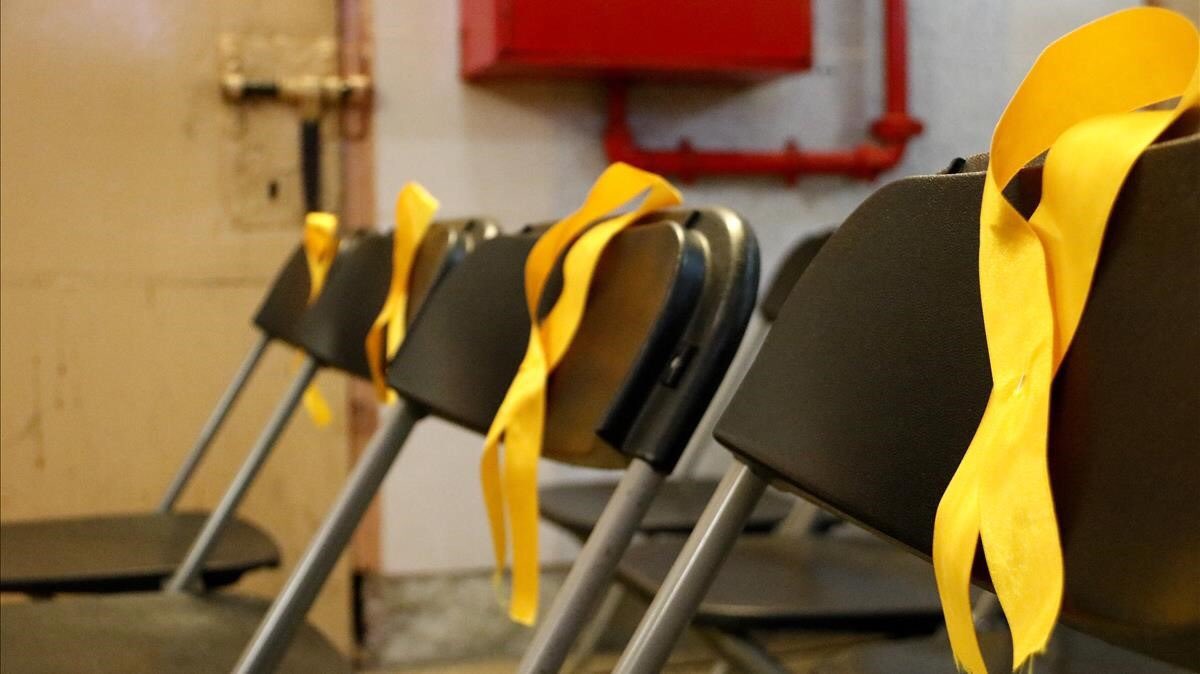 govern_tab's tweet photo. 🔴 ÚLTIMA HORA: Se aumentarán los impuestos perjudicando exclusivamente a los productores de textil de color amarillo. #CreandoTabarnia https://t.co/HEKqiB1sMb