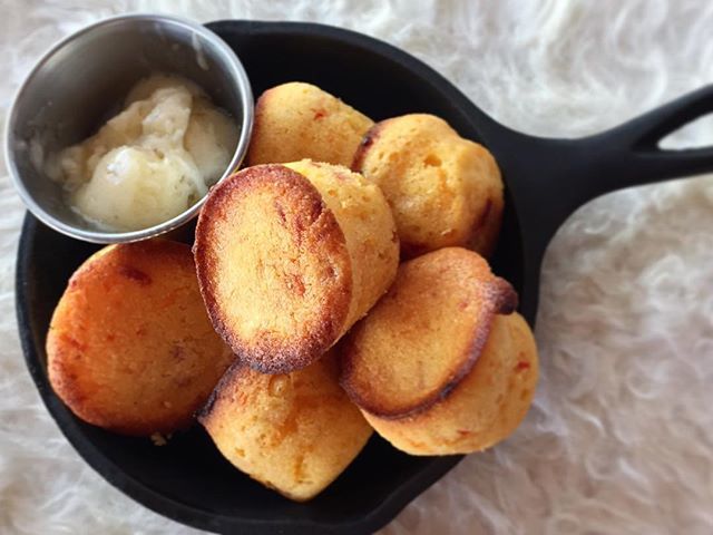 Sunday Funday comfort food = mini cornbread muffins served with honey butter! 🌽🍯 Mmmmm 😋😋😋 Can't beat the comfort, good food, and cool vibes at @onedoornorth in #northparksandiego @explorenorthpark @northparksd #onedoornorth #sundayfundaysandiego #sdhappyhour #sandiegofo…