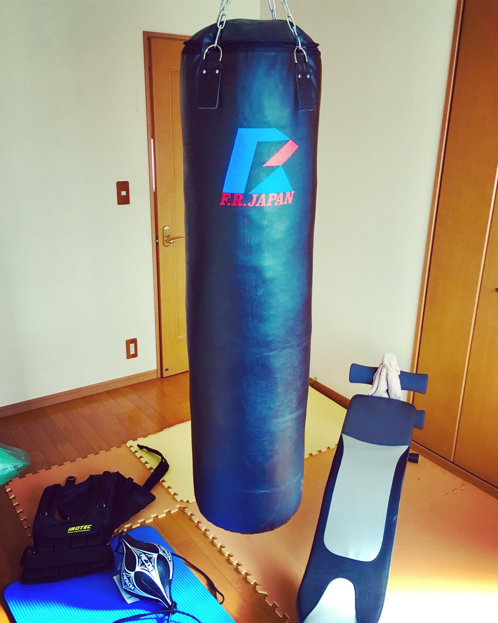 Twitter पर 中村天平 Tempei Nakamura ついにサンドバッグ導入 27キロの加重ベスト パンチングボール 腹筋器具も有り ここに懸垂バーとダンベル グローブとミットが追加されます もうここ ジムです 笑 Concert Tickets T Co