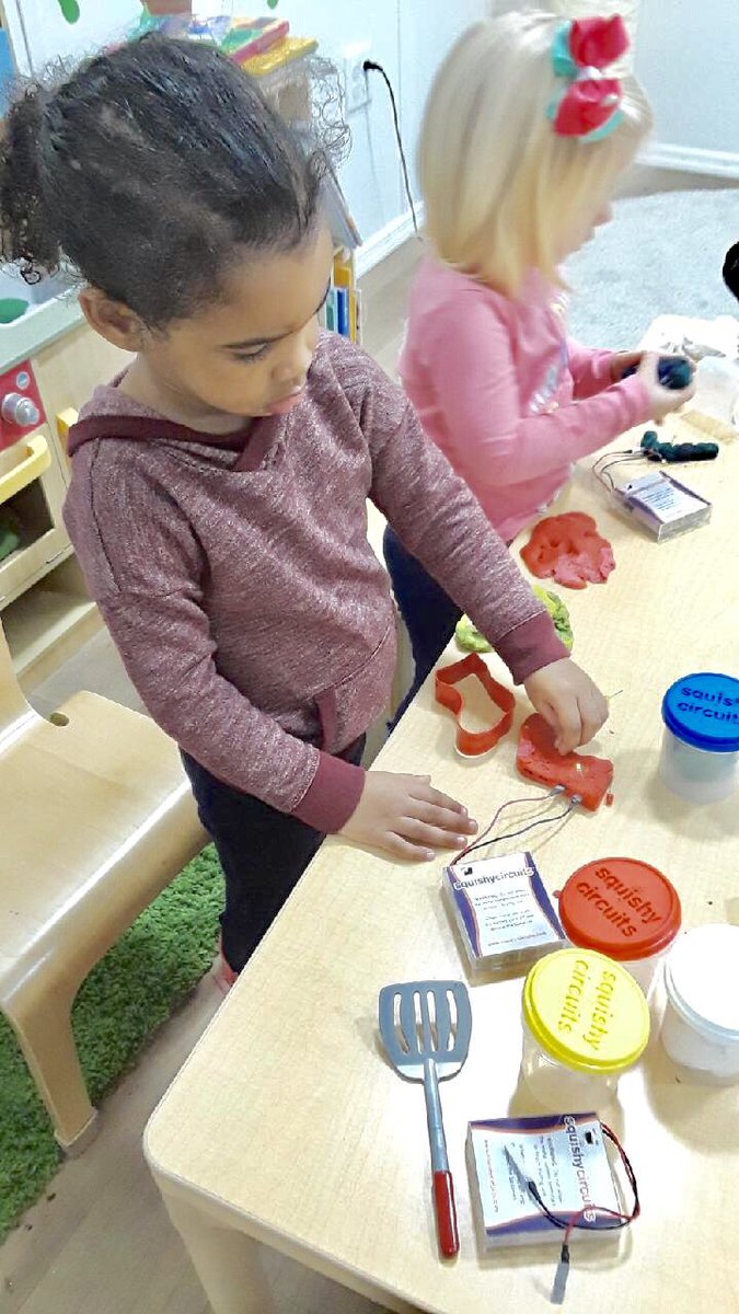 experentiadocet's tweet image. STEM Kids PreK at @stemkidsnyc had a ball this week with my budding Engineers, who made circuits with @PlayDoh and engaged with @SnapCircuits. #stemPreK #stemkidsprek #stemkidsnyc