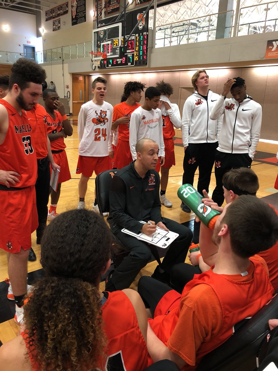 MMCClassic's tweet photo. Coach Cruz drawing up a press breaker after an Irish bucket - 57-52 @MassillonHoops https://t.co/SdiY9BE98l