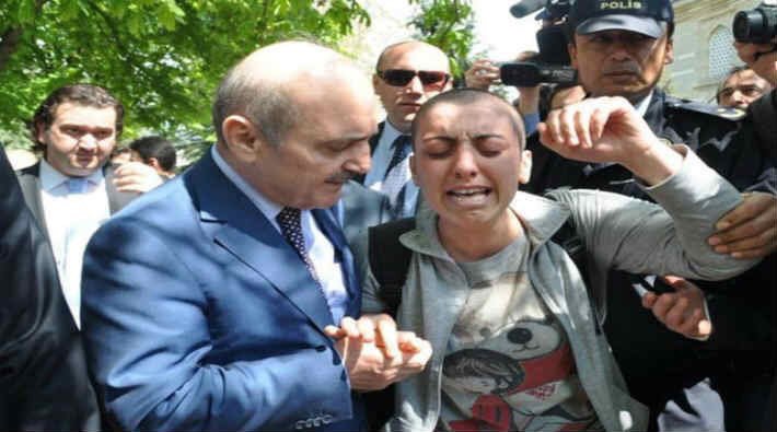 fikirkulupleri's tweet photo. Dönemin Çevre ve Şehircilik Bakanı Erdoğan Bayraktar’ın eline sıkıştırmaya çalıştığı parayı reddeden üniversite öğrencisi #DilekÖzçelik hayatını kaybetti. Halkın sağlık haklarını gasp edenlerden, kaçırdıkları paralar ile sadaka dağıtmaya çalışanlardan hesap soracağız! https://t.co/PGdD777pTY