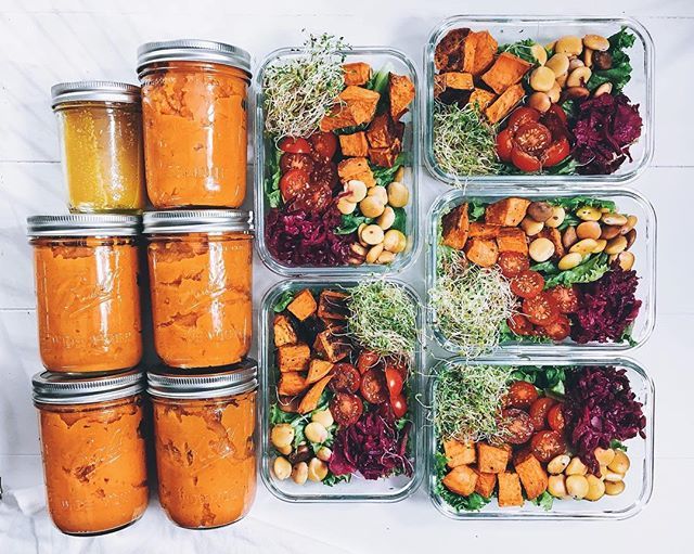 Sunday meal preppin’ for the busy week ahead 🌱 veggie and plant protein loaded lunch boxes + oil free dinner sweet potato soup. I never get bored of this combo! So delicious! #tropicallylina #veganmealprep