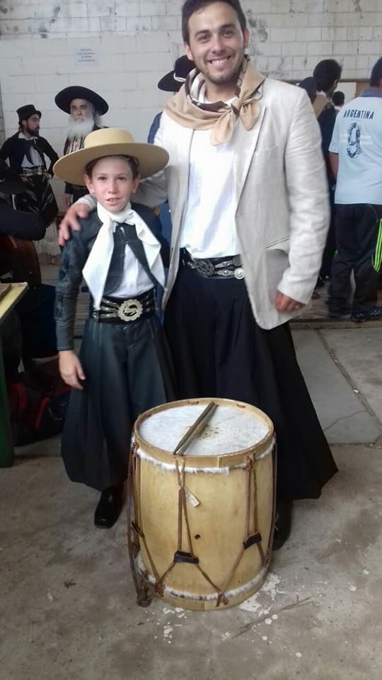 MAGAZINEUBM's tweet photo. Lunes 15 IMPERDIBLE 10hs @SanLuisTv #FranciscoSaez campeón argentino de Malambo Laborde 2018, desde San Juan #Labriegos en vivo antes de su show de Potrero y Cosquin 2018, Conoceras en vivo las camisetas de la Copa Xilium de @JuveSanLuis y @SL_Estudiantes y mucho más!!! https://t.co/nYx9WzG8XD