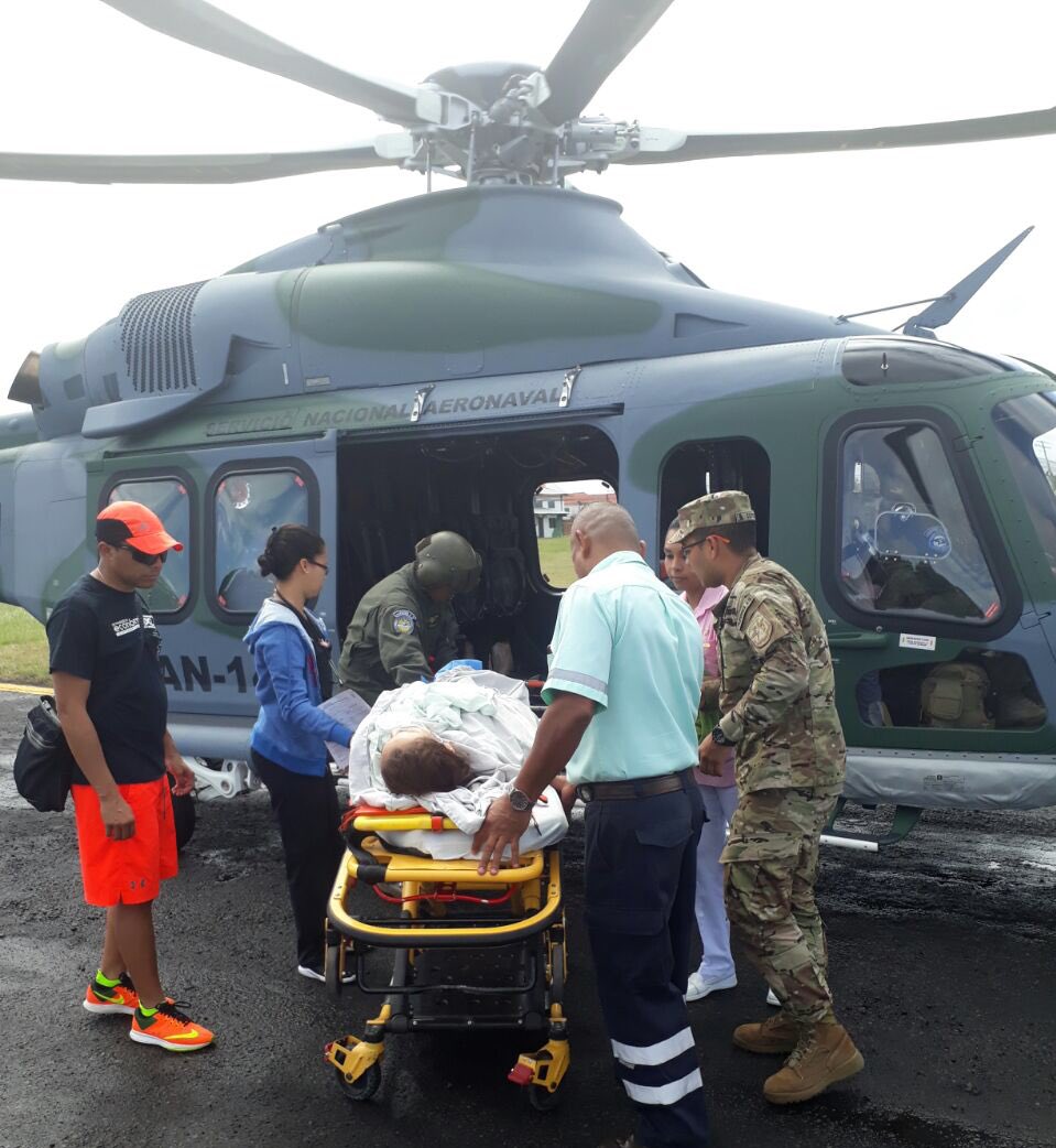Aterriza en Howard Helicóptero de la flota recién adquirida el AN-146 con evacuación desde Penonomé/ciclista atropellada en Antón con lesión grave en un pie/Ambulancia #Aeronaval traslada al hospital. #AlServicioDeLaNación