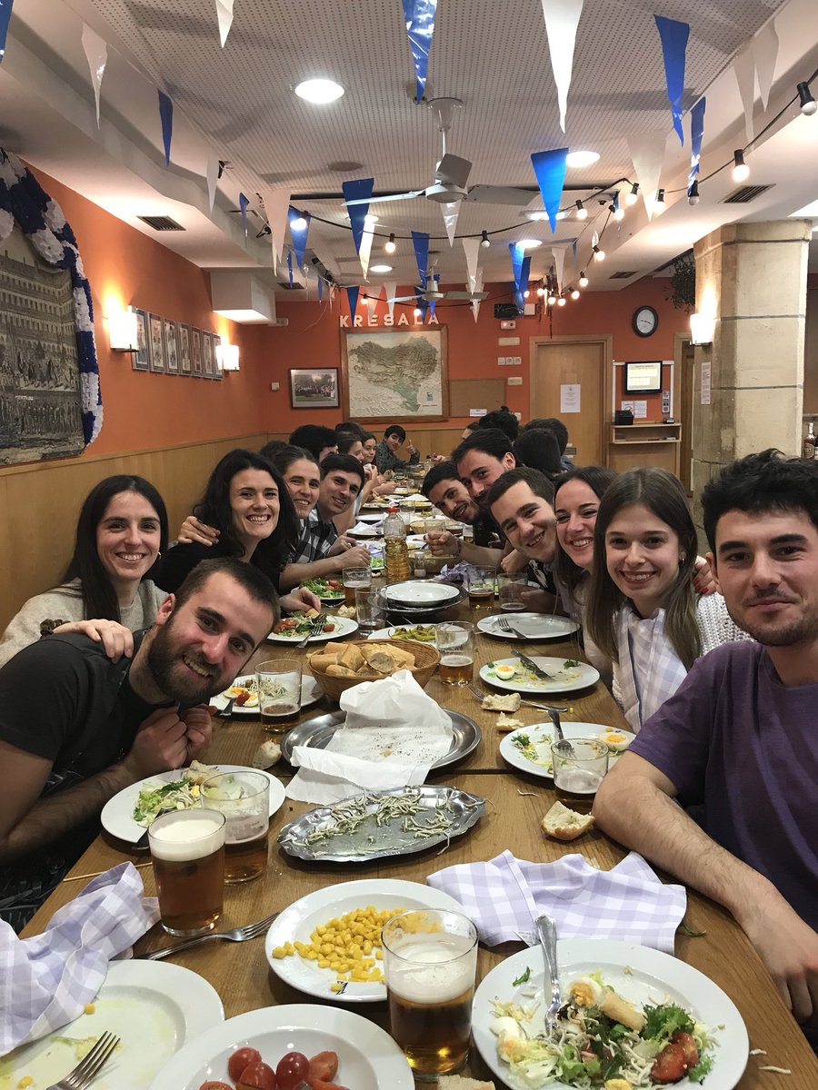 xabimurua's tweet photo. Giro jator eta beroan #KresalaGazteak 4. Afaria ospatu genuen. Jai giroan dagoeneko, #danborrada’rako prest! https://t.co/urPtkl7aon
