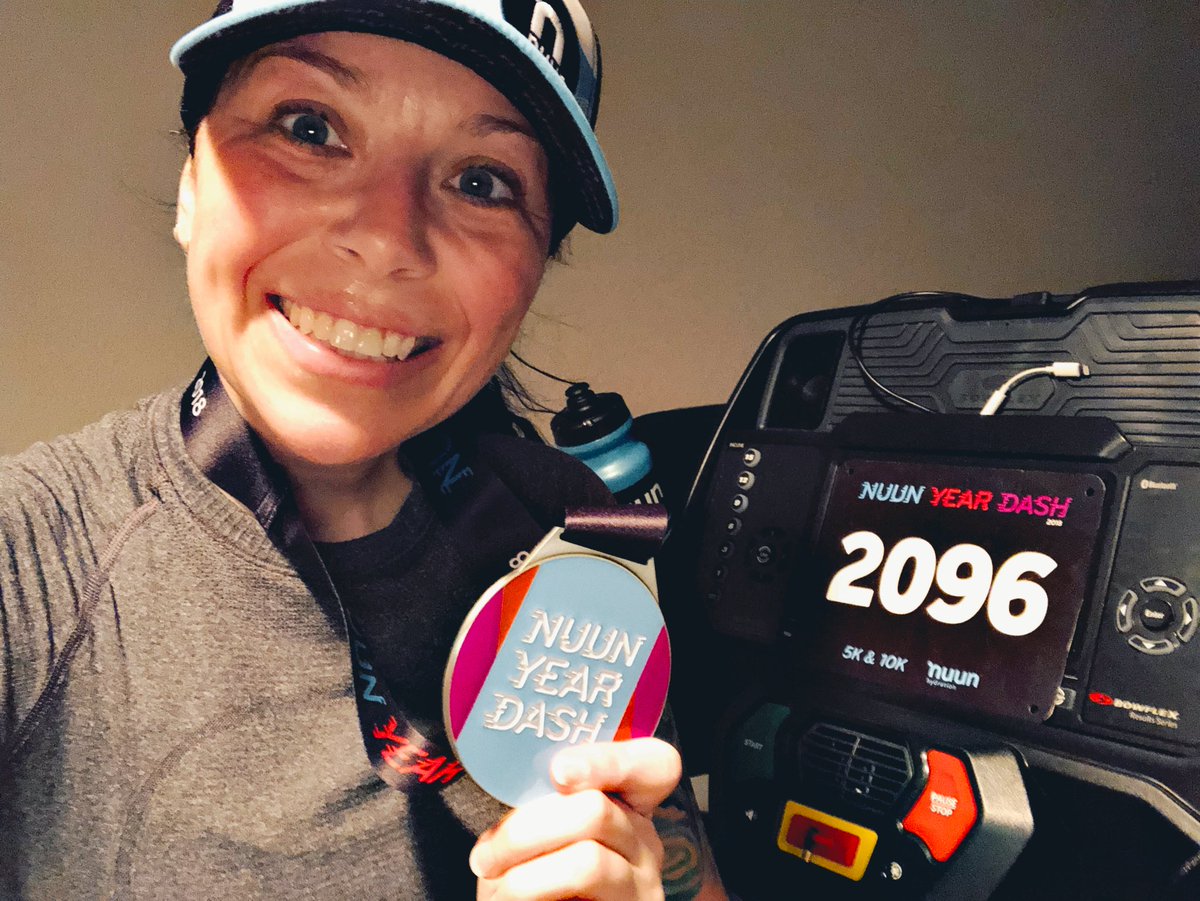 It’s only fair that the first 🏅 of 2018 be awarded properly ... to my legs. Because whoa baby, the time I clocked on the #NuunYearDash 10K was a new (fasterish) one for me today. 🤮 😵 #nuunambassador #nuunlife