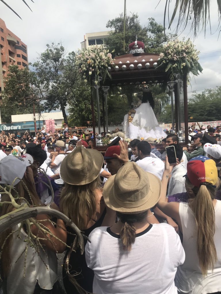 Verola9's tweet photo. Virgencita danos más FÉ, PAZ, FORTALEZA #27 #Guíanos #TomanosDeTusManos https://t.co/dyiv38cyF6