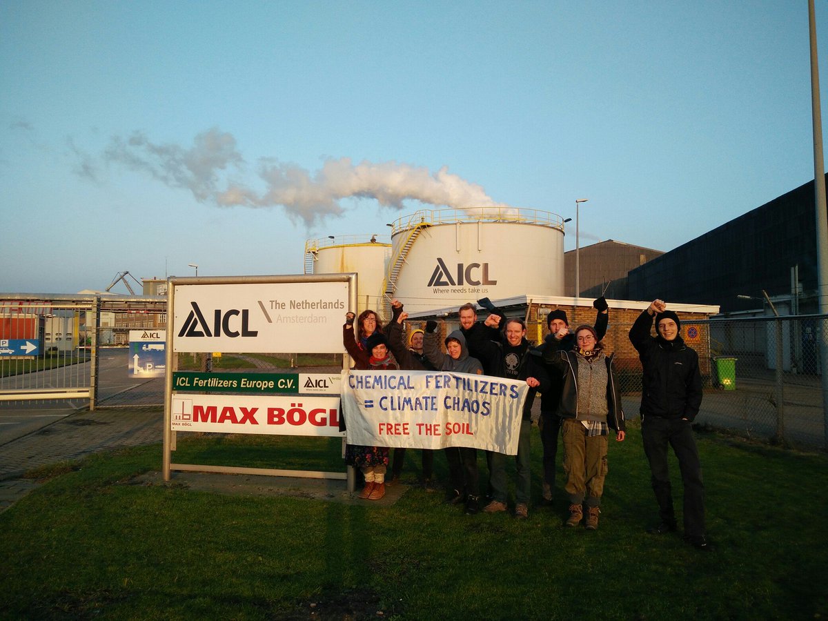 KlimaKolle's tweet photo. Activists from the Climatecollective Justine Action network say no to chemical fertilizers. The chemical fertilizers is a keystone in the industrialiserede agricultural system that destroy our soils and create climate chaos. #freethesoil #climatejustice https://t.co/U7th60S9PK