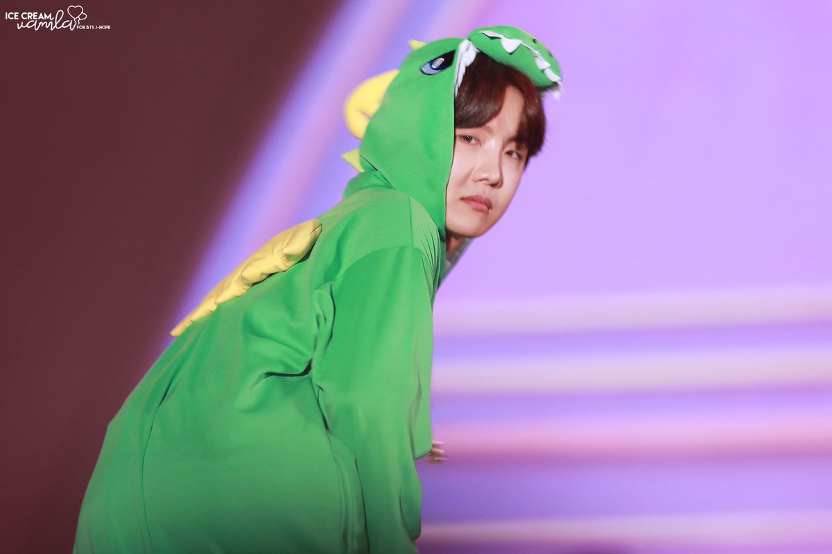 hopenight_sg's tweet photo. @BTS_twt When you just landed in Singapore &amp; you have to go back to work~~~😭💓
#AngstHobi shall accompany you through this Monday after a fun weekend of Muster!! 😁💓

#JHOPE #제이홉 #호비 #홉이 #호석 #망 #방탄소년단 https://t.co/eZxuarJSAl