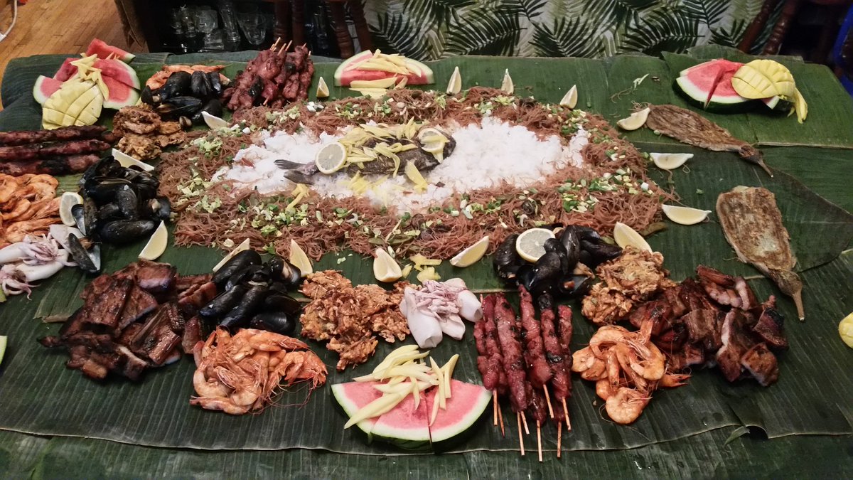 MayEsperanzaL's tweet image. How my Pinxys roll...this isn't even the whole feast! #boodlefight #full #magicmic #kamayan