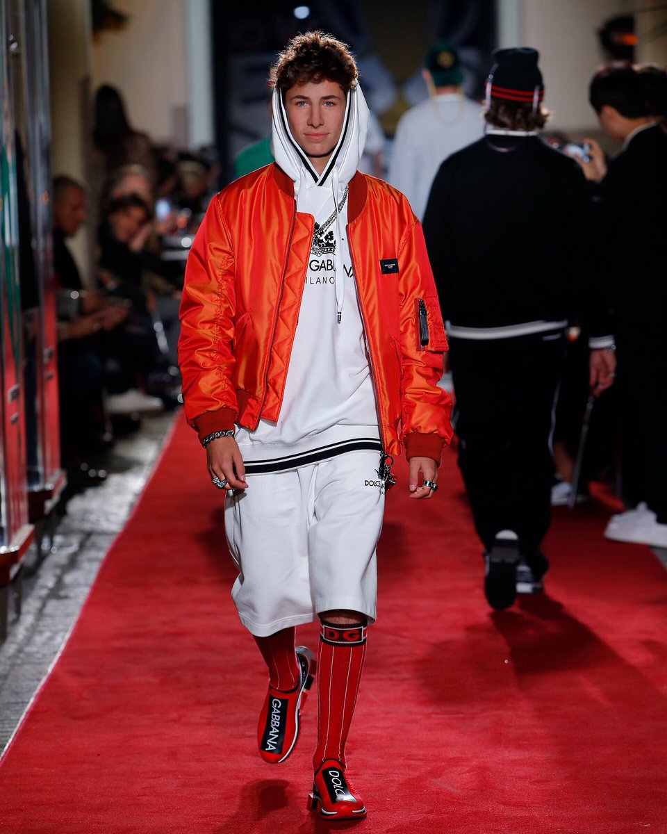 JuanpaZurita's tweet photo. Ame con todo mi ser este Outfit. Fue una pasarela muy cool. Gracias 🙏🏻 https://t.co/VCaw6IyfB0