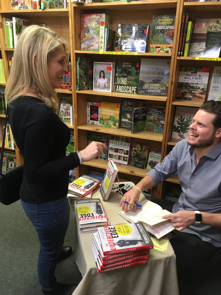PamBBFanatic's tweet photo. Great meeting @DerrickL today @TheBookLoft1! #TheUndercoverEdge #DTectives https://t.co/6m4DDA2m7F