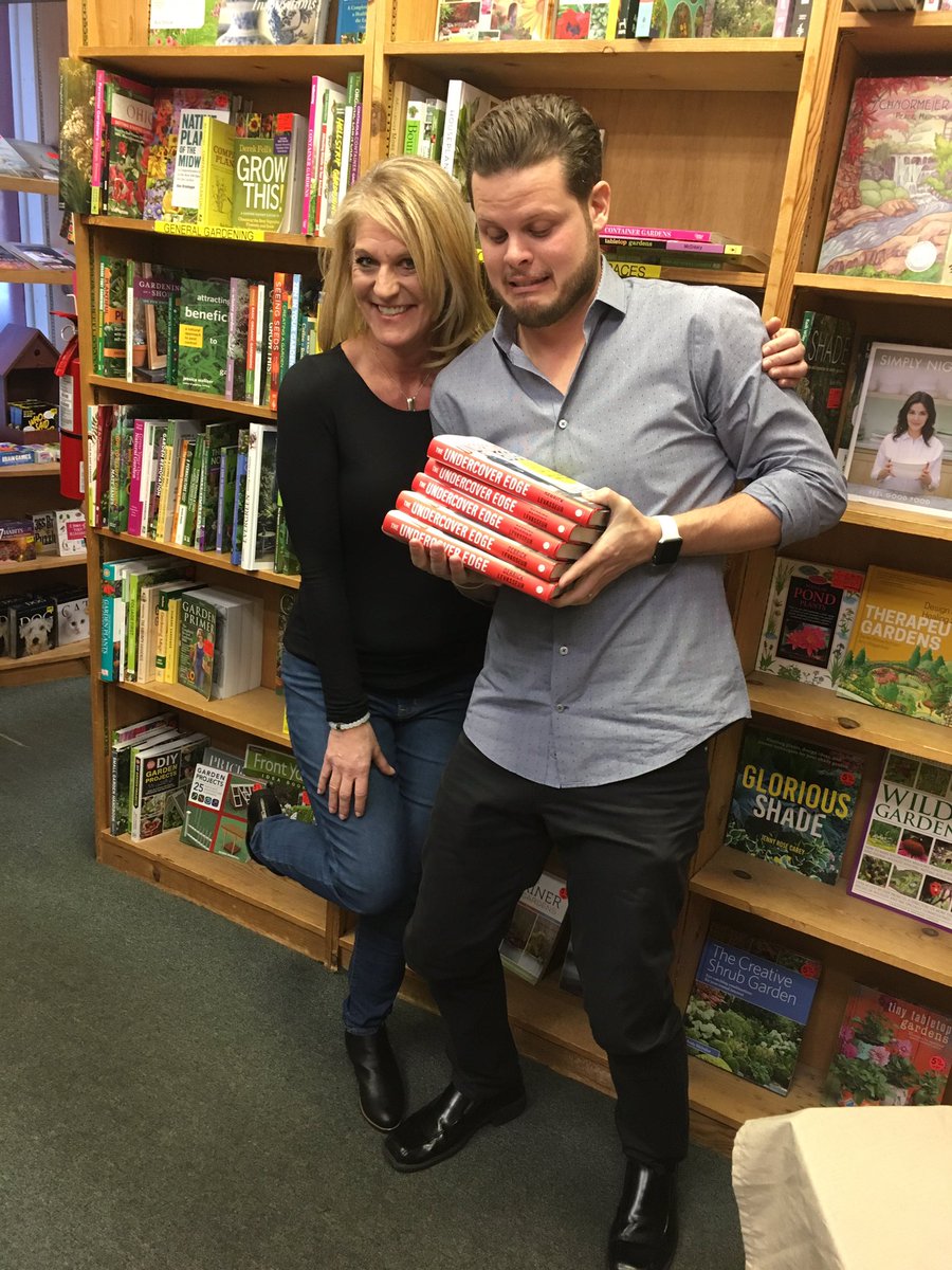 PamBBFanatic's tweet photo. Great meeting @DerrickL today @TheBookLoft1! #TheUndercoverEdge #DTectives https://t.co/6m4DDA2m7F