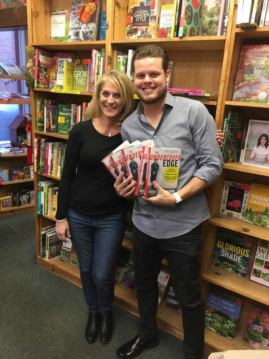 PamBBFanatic's tweet photo. Great meeting @DerrickL today @TheBookLoft1! #TheUndercoverEdge #DTectives https://t.co/6m4DDA2m7F