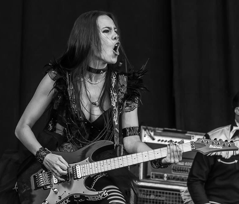 EvDreamOficial's tweet photo. 🔊 É guitarrista talentosa que você quer arroba? 🎸🎸
#Evanescence #SynthesisLive #Synthesis #JenMajura #InZENity #JenJen #Guitar #GuitarGirl #Ibanez https://t.co/hP5vcUtivN