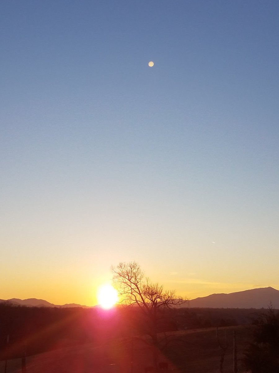 tinatrentham's tweet photo. @WeatherWitcher Is that the moon up above the sun?? https://t.co/q79mEN3S0P