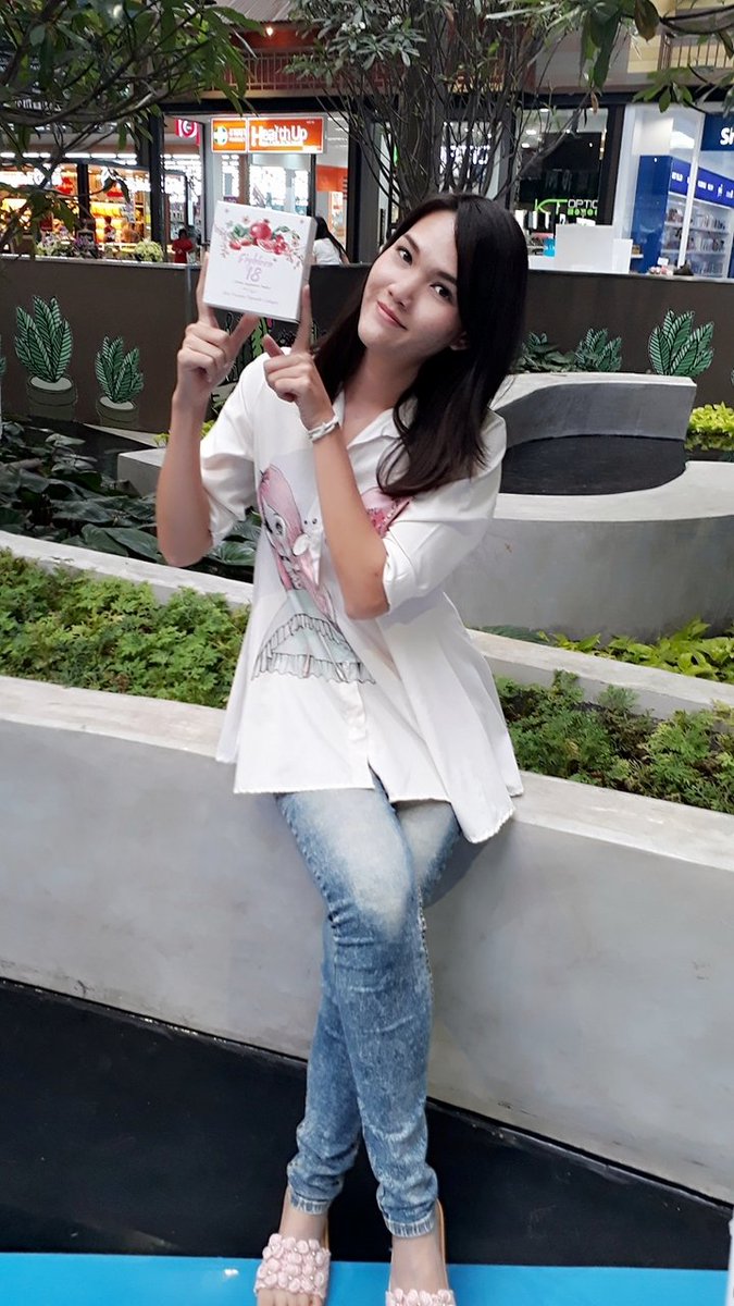 ployshopp tweet picture