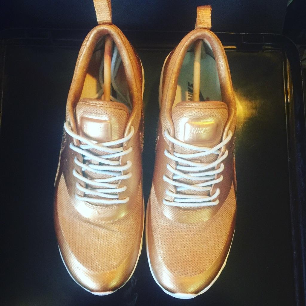 Etiqueta Nike Sneaker Air Max Thea Al Twitter